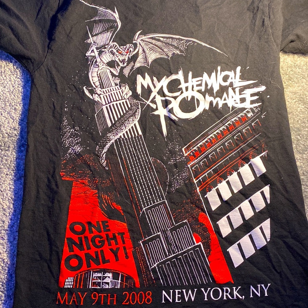 Hot Topic Graphic Tee